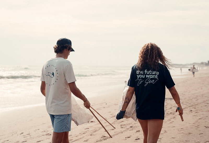 Camisetas sostenibles y veganas Alongside limpieza de playa